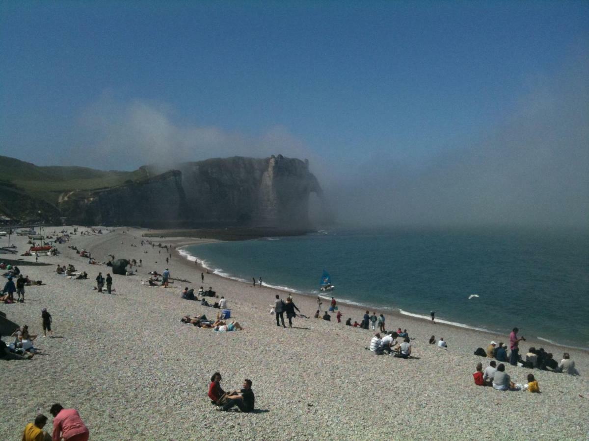 Le Tout A Pied Et Son Parking Prive Etretat Bagian luar foto