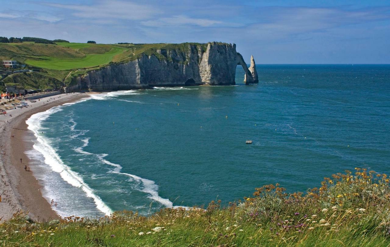 Le Tout A Pied Et Son Parking Prive Etretat Bagian luar foto
